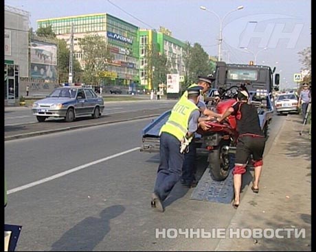 Настоящий боевик. В Екатеринбурге байкер сбил сотрудника ГИБДД, врезался в патрульный автомобиль и вылетел под колеса еще одной машины